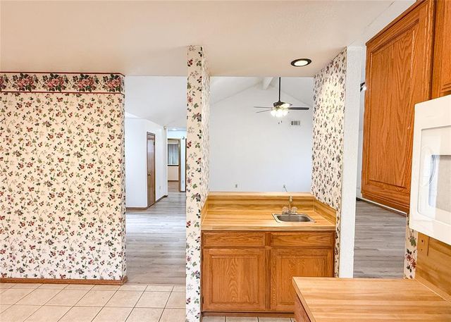 10041 Aberdeen Lane, Yukon, OK 73099