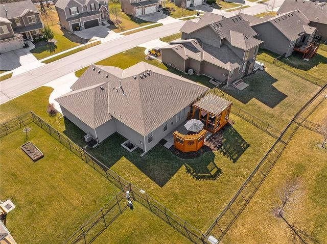 18506 W 194th Terrace, Spring Hill, KS 66083