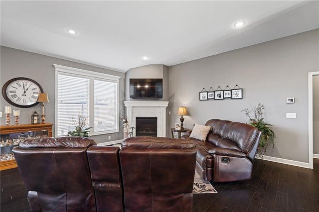 18506 W 194th Terrace, Spring Hill, KS 66083