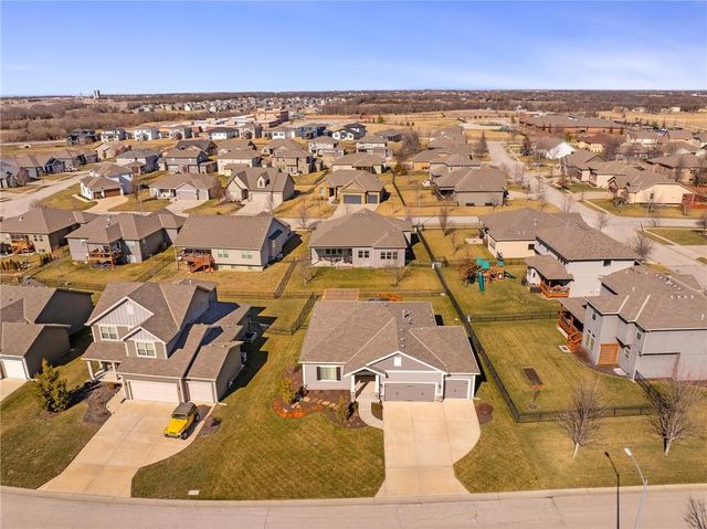18506 W 194th Terrace, Spring Hill, KS 66083