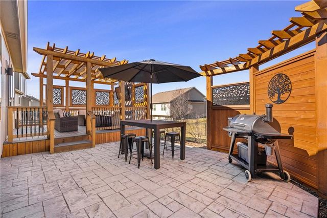 18506 W 194th Terrace, Spring Hill, KS 66083