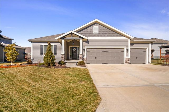 18506 W 194th Terrace, Spring Hill, KS 66083