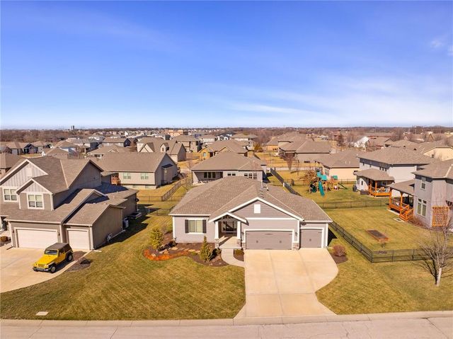 18506 W 194th Terrace, Spring Hill, KS 66083