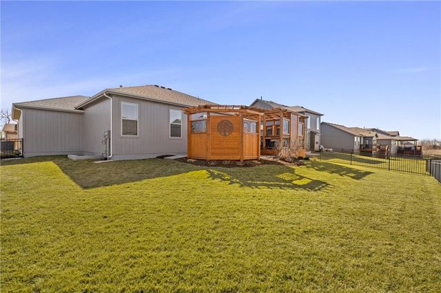 18506 W 194th Terrace, Spring Hill, KS 66083