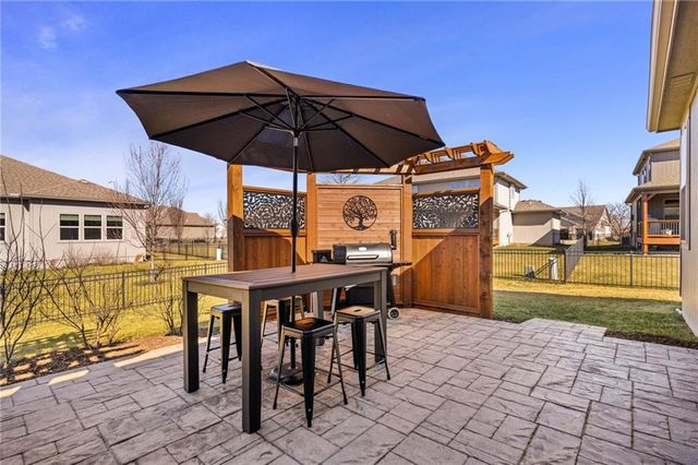 18506 W 194th Terrace, Spring Hill, KS 66083