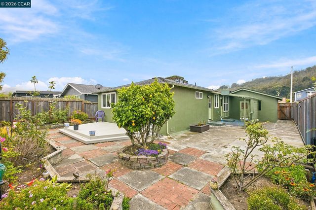 689 Linda Mar Blvd, Pacifica, CA 94044