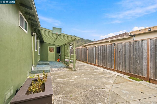 689 Linda Mar Blvd, Pacifica, CA 94044