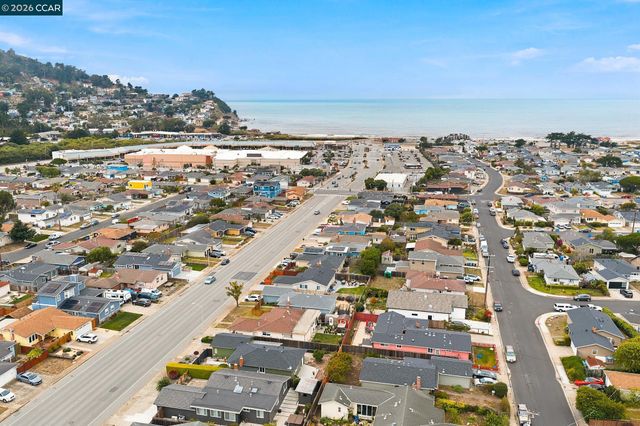 689 Linda Mar Blvd, Pacifica, CA 94044