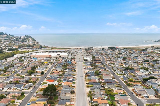 689 Linda Mar Blvd, Pacifica, CA 94044