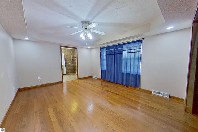 28 W Broomfield Road, Mt Pleasant, MI 48858