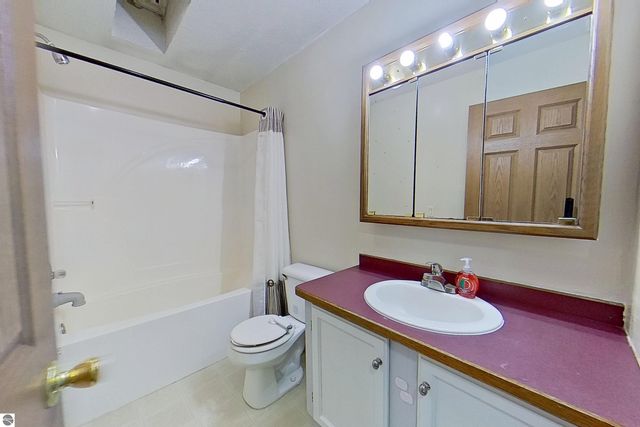 28 W Broomfield Road, Mt Pleasant, MI 48858