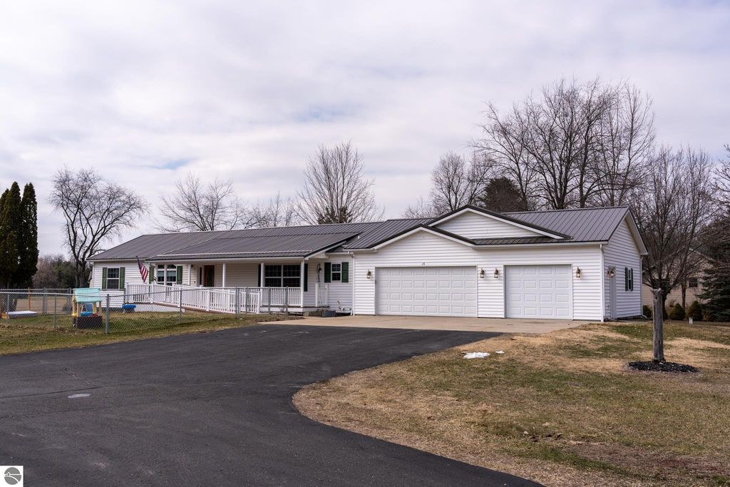 28 W Broomfield Road, Mt Pleasant, MI 48858