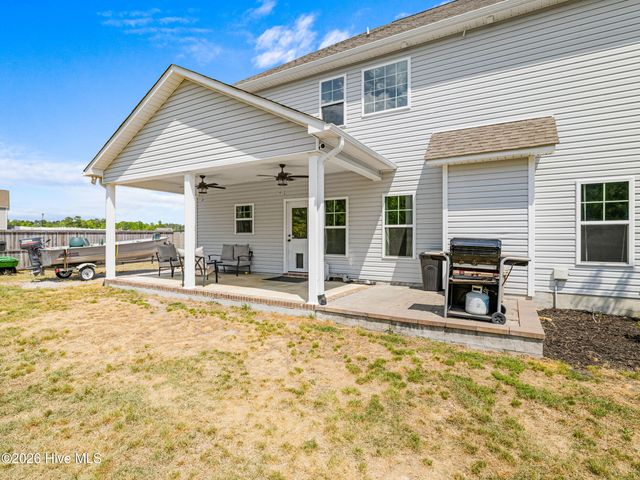 702 Peytons Lake Lane, Hubert, NC 28539