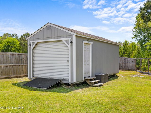 702 Peytons Lake Lane, Hubert, NC 28539