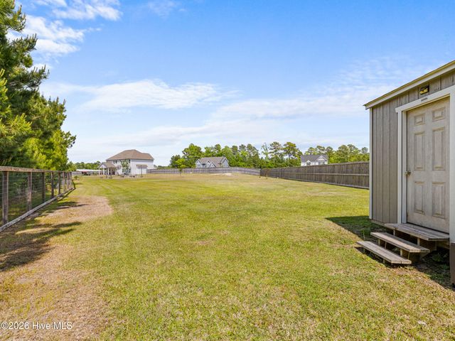 702 Peytons Lake Lane, Hubert, NC 28539