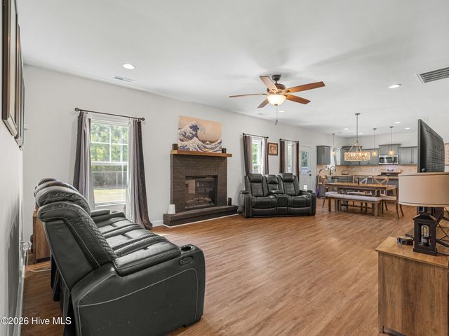702 Peytons Lake Lane, Hubert, NC 28539