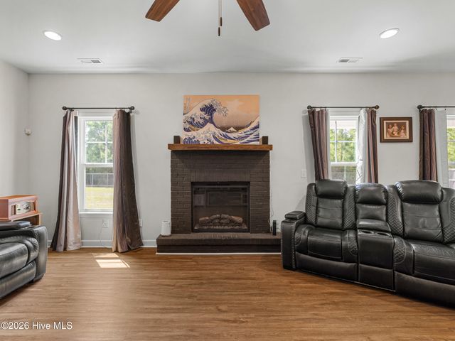 702 Peytons Lake Lane, Hubert, NC 28539