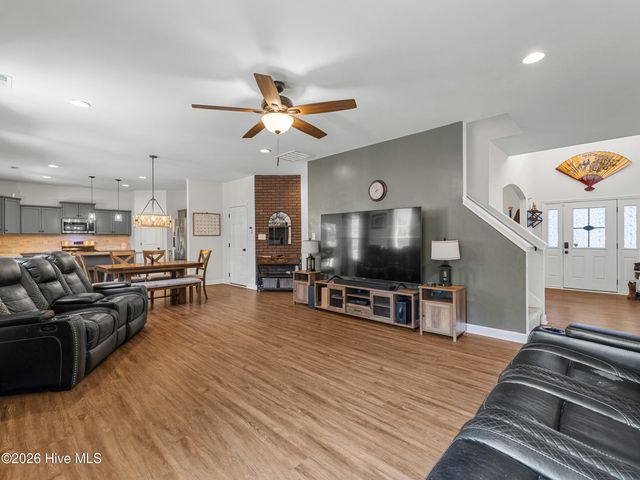 702 Peytons Lake Lane, Hubert, NC 28539