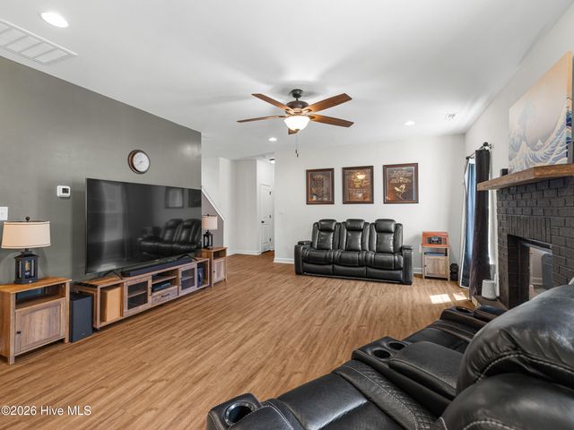 702 Peytons Lake Lane, Hubert, NC 28539