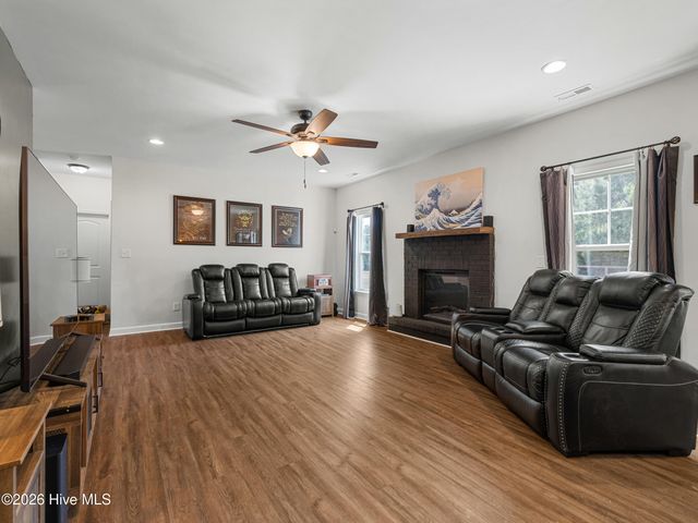 702 Peytons Lake Lane, Hubert, NC 28539