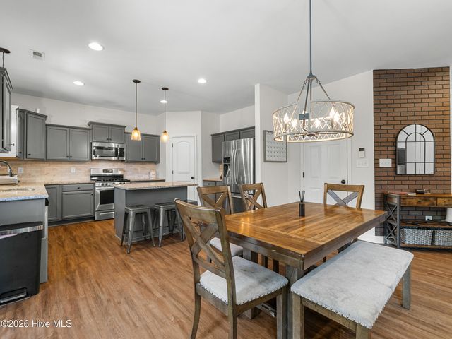 702 Peytons Lake Lane, Hubert, NC 28539