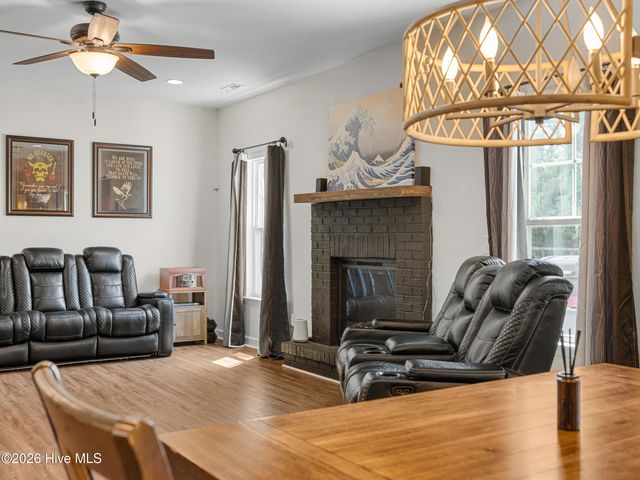 702 Peytons Lake Lane, Hubert, NC 28539