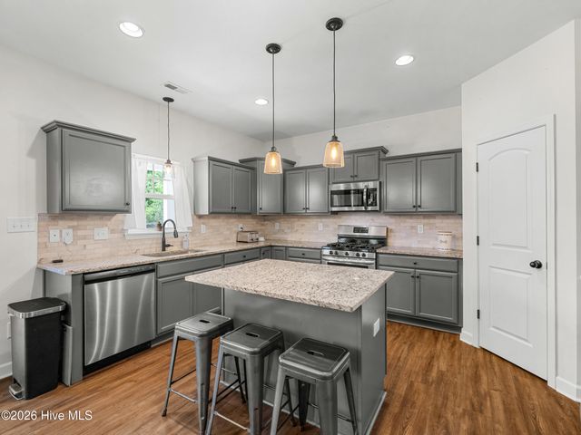 702 Peytons Lake Lane, Hubert, NC 28539