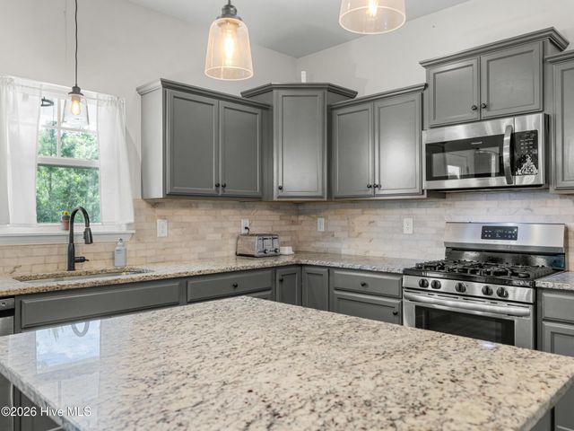 702 Peytons Lake Lane, Hubert, NC 28539