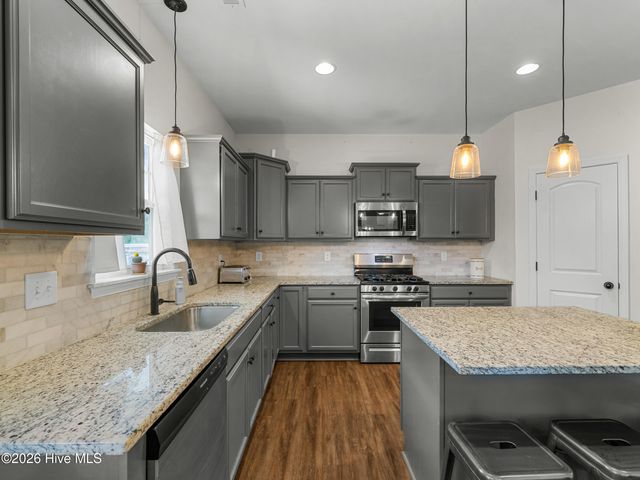 702 Peytons Lake Lane, Hubert, NC 28539