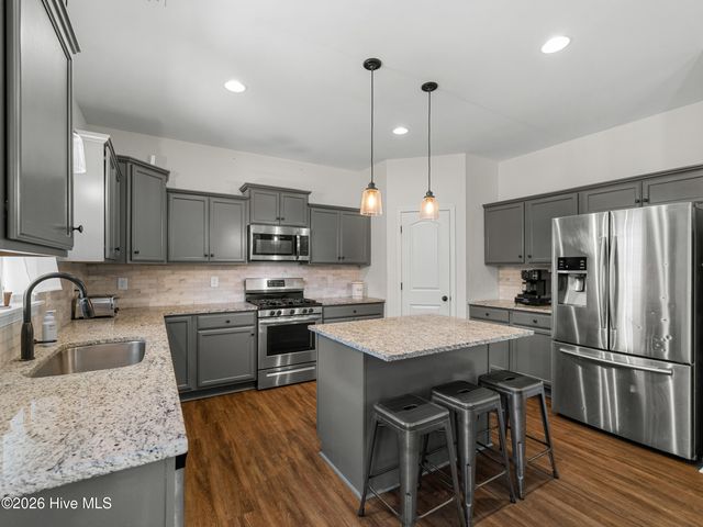 702 Peytons Lake Lane, Hubert, NC 28539