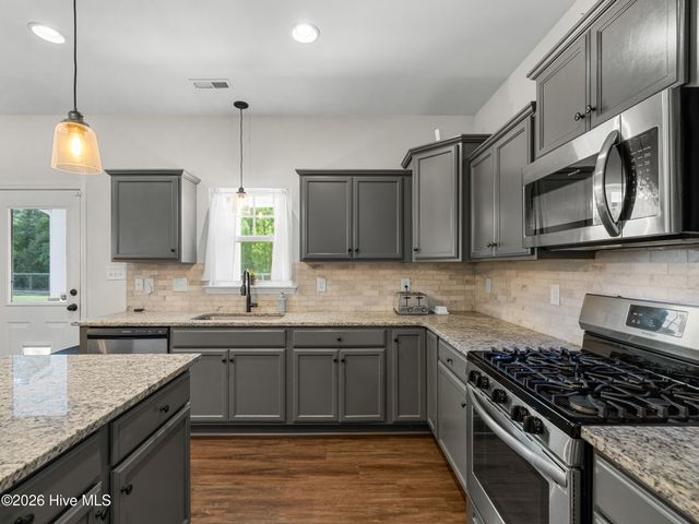 702 Peytons Lake Lane, Hubert, NC 28539