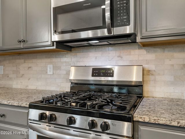 702 Peytons Lake Lane, Hubert, NC 28539