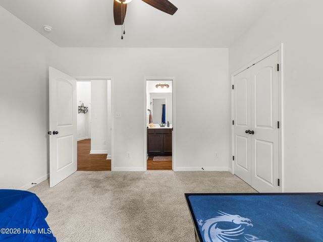 702 Peytons Lake Lane, Hubert, NC 28539