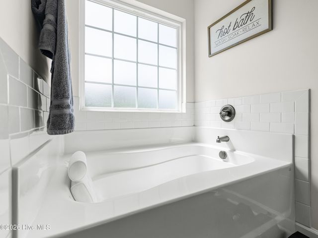 702 Peytons Lake Lane, Hubert, NC 28539