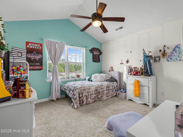 702 Peytons Lake Lane, Hubert, NC 28539