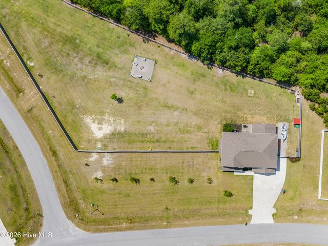 702 Peytons Lake Lane, Hubert, NC 28539