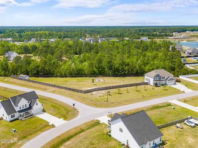 702 Peytons Lake Lane, Hubert, NC 28539