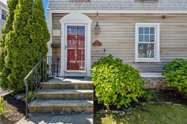 17 Dearborn Street, Newport, RI 02840