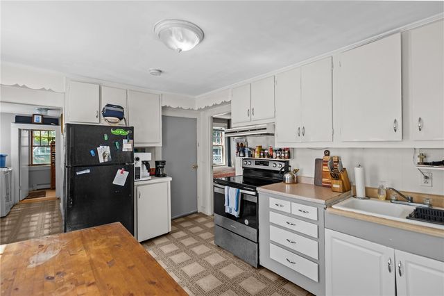 17 Dearborn Street, Newport, RI 02840