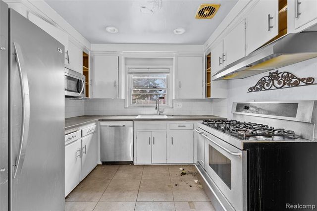 20437 Damman Street, Harper Woods, MI 48225