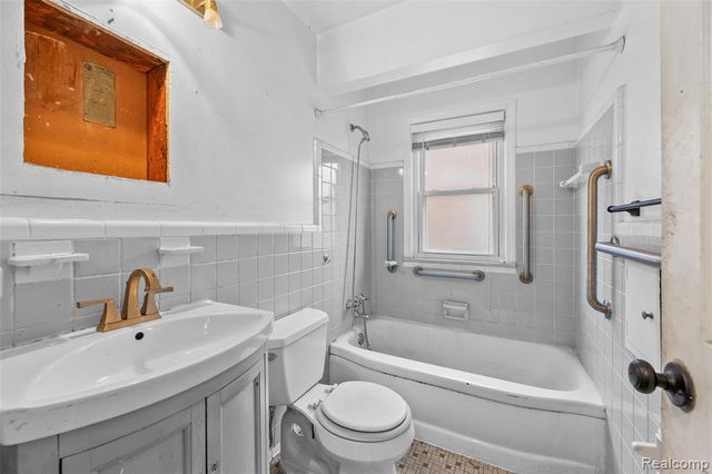 20437 Damman Street, Harper Woods, MI 48225