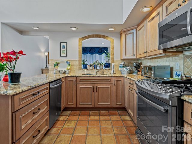 132 Overlook Drive, Flat Rock, NC 28731