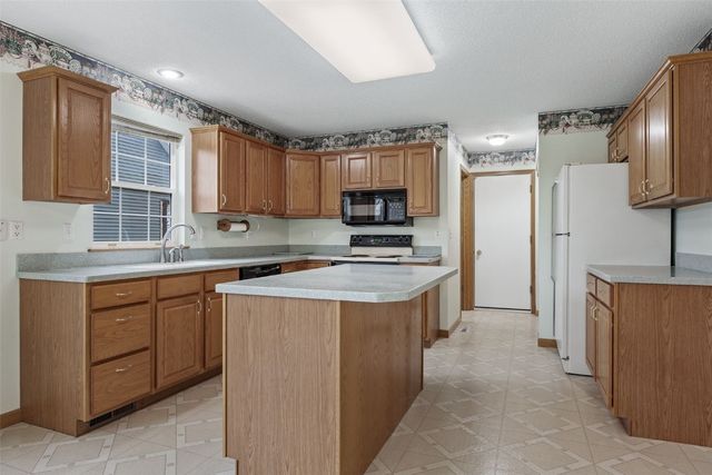 1913 Fox Trail Drive NE, Cedar Rapids, IA 52402