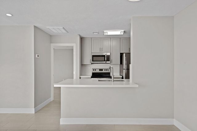 2201 Fountain View Drive 4, Houston, TX 77057