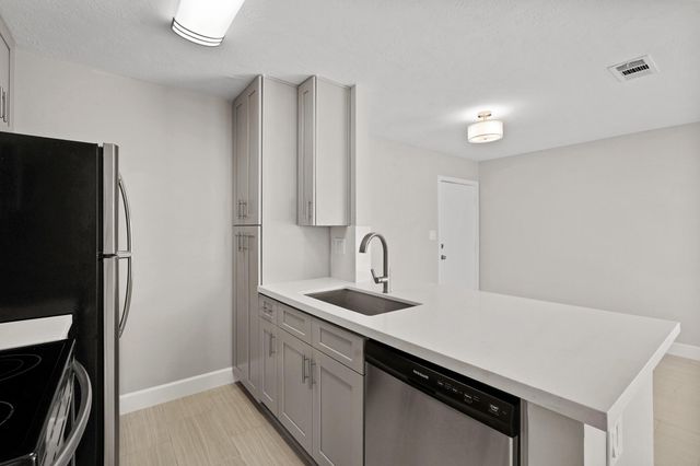 2201 Fountain View Drive 4, Houston, TX 77057