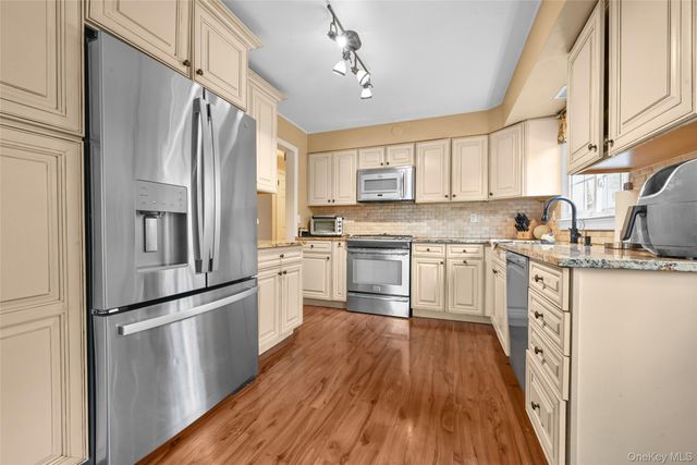 67 Kissam Lane, Glen Head, NY 11545