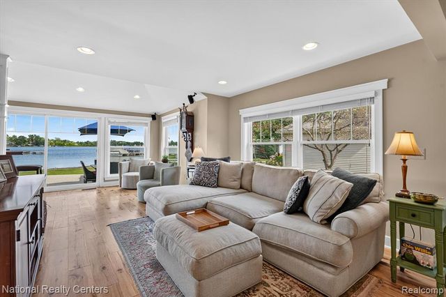 9749 Beverly Drive, Pinckney, MI 48169