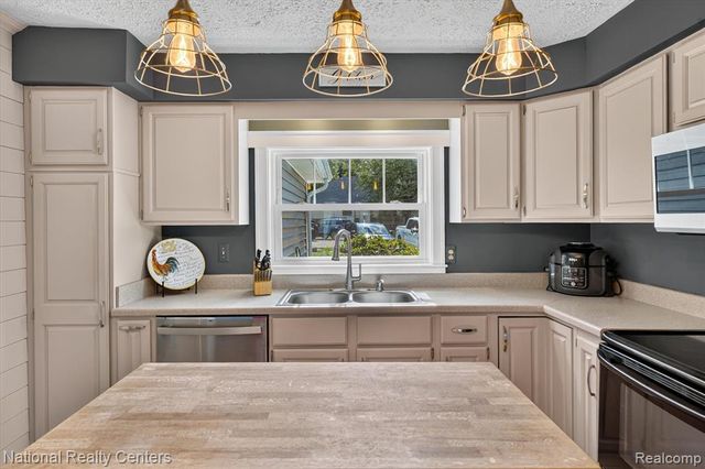 9749 Beverly Drive, Pinckney, MI 48169
