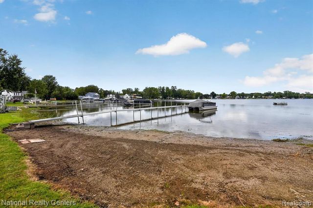 9749 Beverly Drive, Pinckney, MI 48169