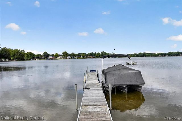9749 Beverly Drive, Pinckney, MI 48169